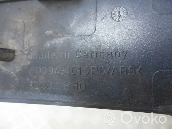 Audi A4 S4 B5 8D Listwa pod lampę tylną 8D0945101