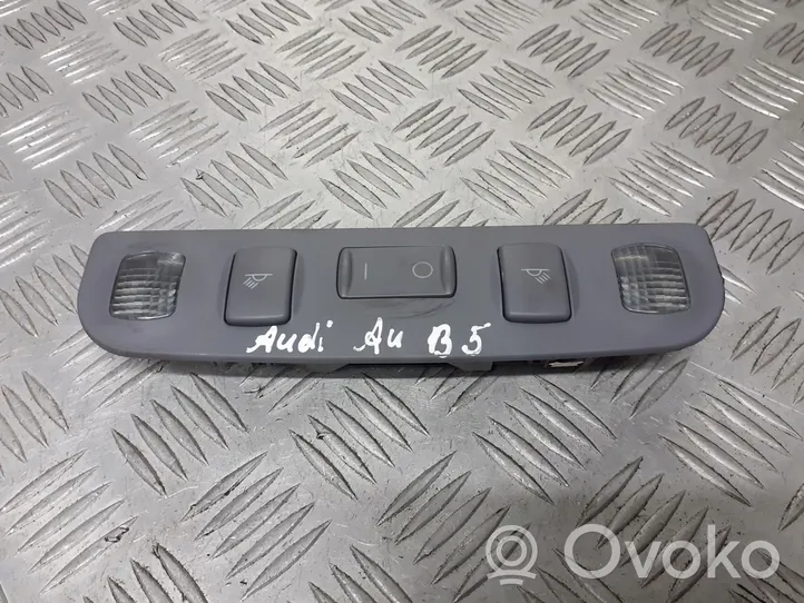 Audi A4 S4 B5 8D Rivestimento della console di illuminazione installata sul rivestimento del tetto 8D0947111AA