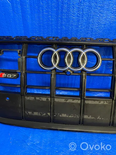 Audi Q7 4M Etupuskurin ylempi jäähdytinsäleikkö 4M0853651AK