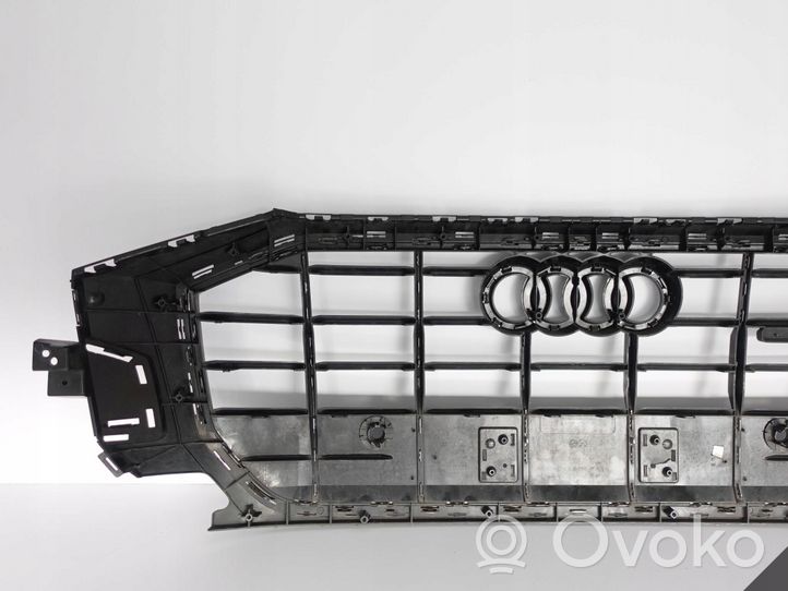 Audi Q8 Grotelės viršutinės 4M8853651A