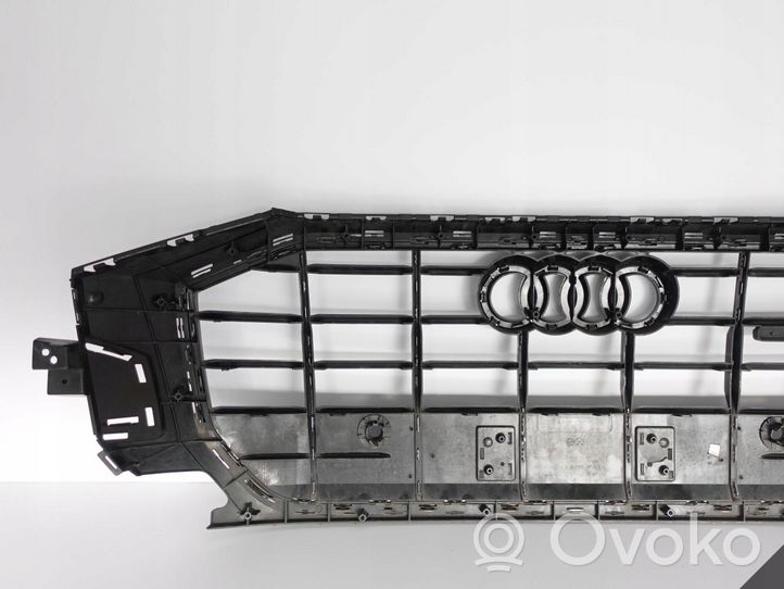 Audi Q8 Maskownica / Grill / Atrapa górna chłodnicy 4M8853651A