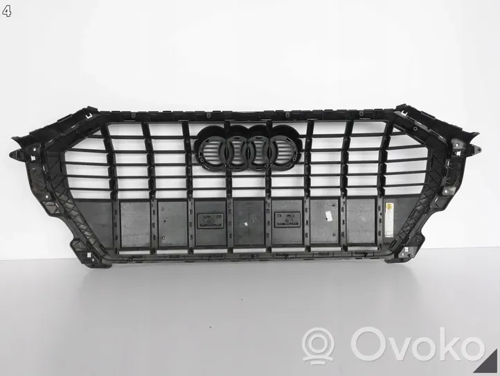 Audi Q3 F3 Grotelės viršutinės 83A853651B