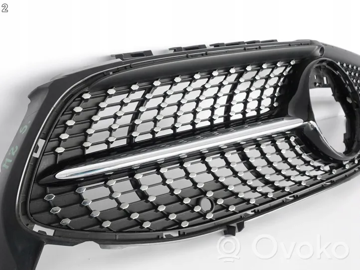 Mercedes-Benz CLA C118 X118 Grille calandre supérieure de pare-chocs avant A1188880200