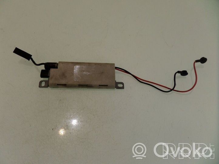 Audi A4 S4 B5 8D Antenos stiprintuvas 8D5035225D