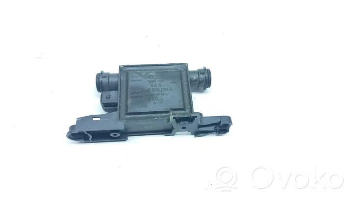 Audi A4 S4 B5 8D Antenos stiprintuvas 4A0959981A