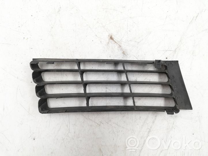 Audi A4 S4 B5 8D Grille inférieure de pare-chocs avant AD9901501