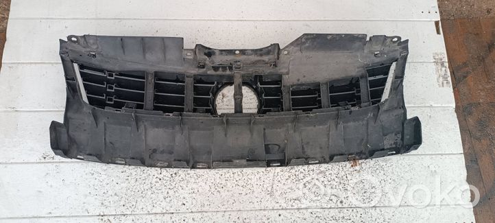 Volkswagen PASSAT B5 Etupuskurin ylempi jäähdytinsäleikkö 3B0807231