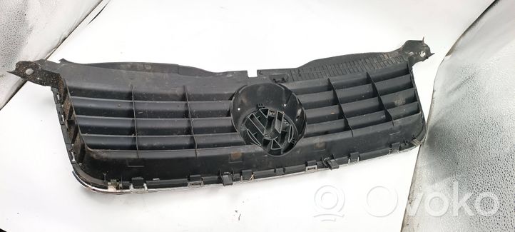 Volkswagen PASSAT B5 Grotelės viršutinės 3B0853651L