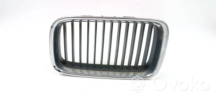 BMW 3 E36 Grille de calandre avant 51138122237