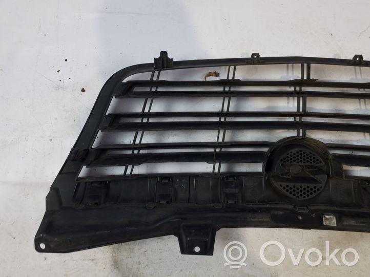 Opel Insignia A Etupuskurin ylempi jäähdytinsäleikkö 623109857R