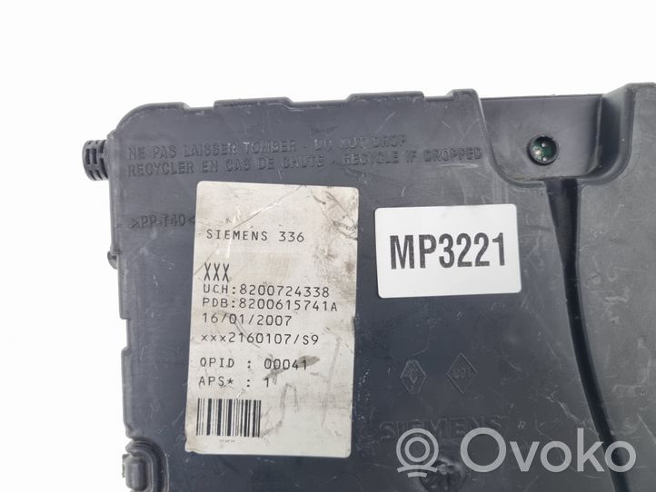 Renault Megane II Module de fusibles 8200724338