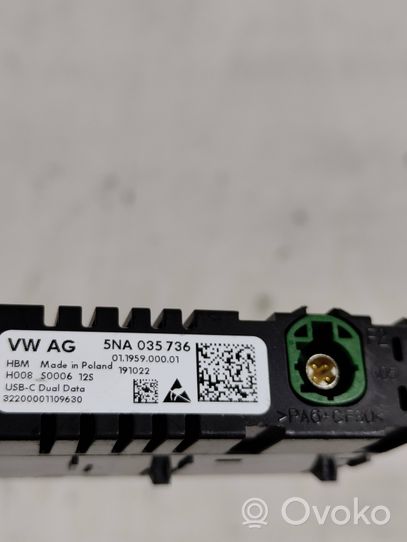Volkswagen Golf VIII Connecteur/prise USB 5NA035736