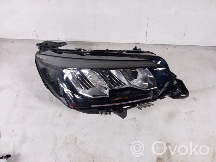 Peugeot 208 Lampa przednia 9833036180