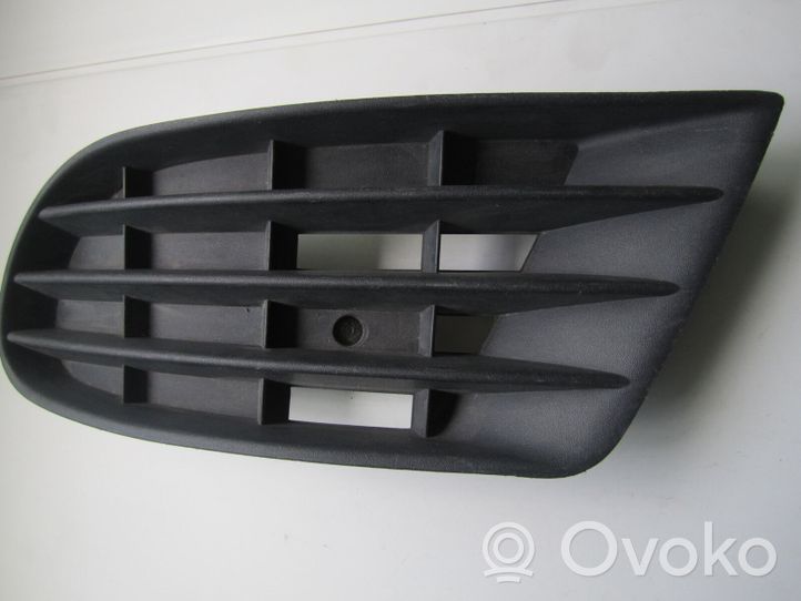 Volkswagen Golf Plus Rejilla inferior del parachoques delantero 5M0853666