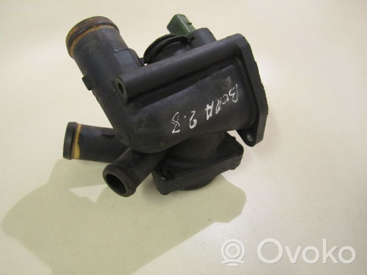 Volkswagen Bora Boîtier de thermostat / thermostat 021121121C