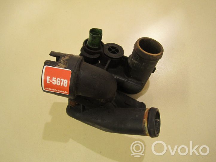 Volkswagen Bora Boîtier de thermostat / thermostat 021121121C