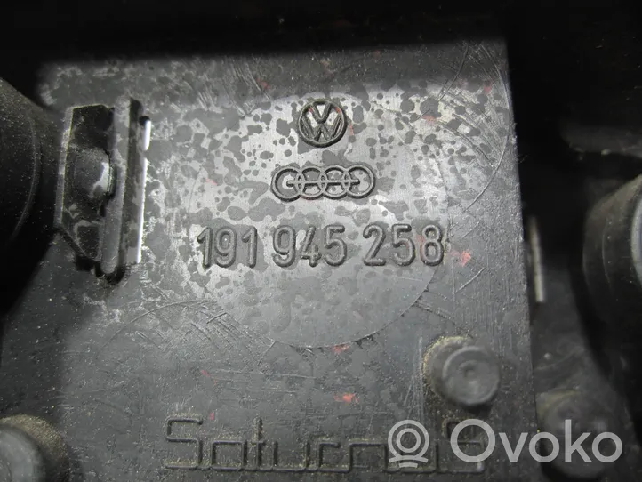 Volkswagen Golf II Takavalon polttimon suojan pidike 191945258