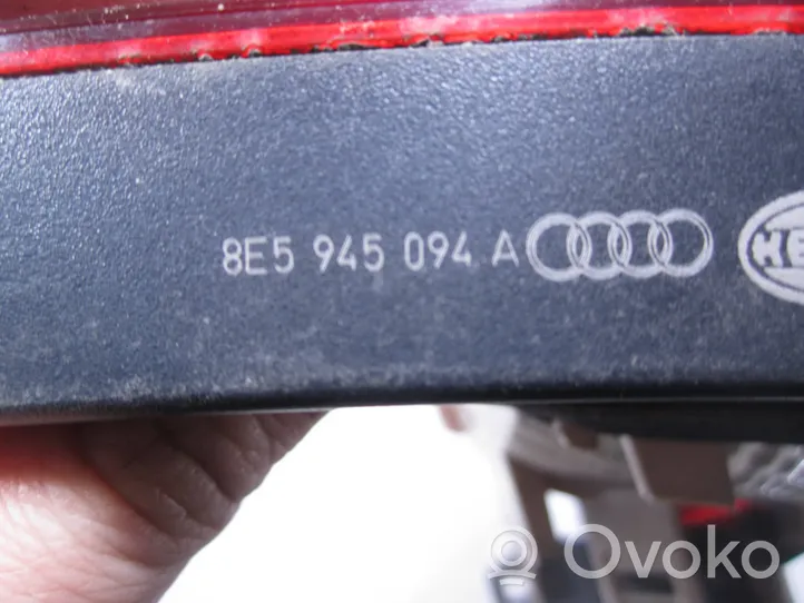 Audi A4 S4 B7 8E 8H Galinis žibintas dangtyje 8E5945094A