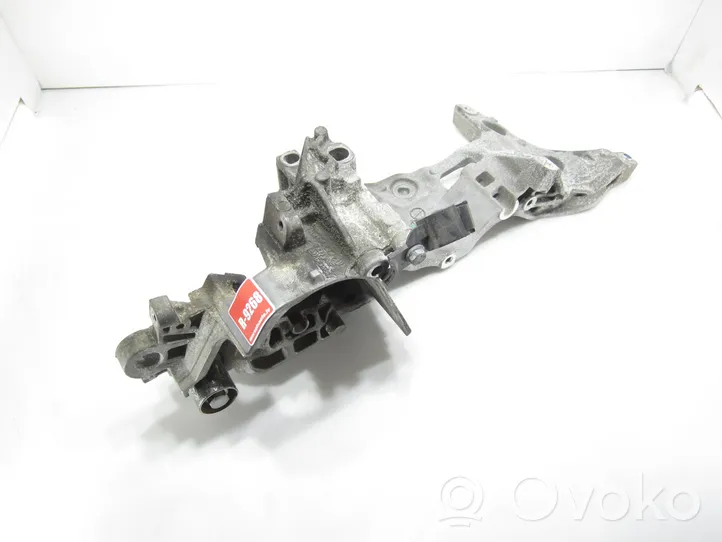 Volkswagen PASSAT B8 Generator/alternator bracket 04L903143D