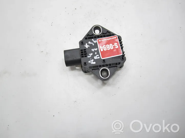 Audi A4 S4 B7 8E 8H Capteur de vitesse de lacet d'accélération ESP 8E0907637B