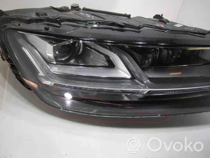 Audi Q7 4M Lampa przednia 4M0941036