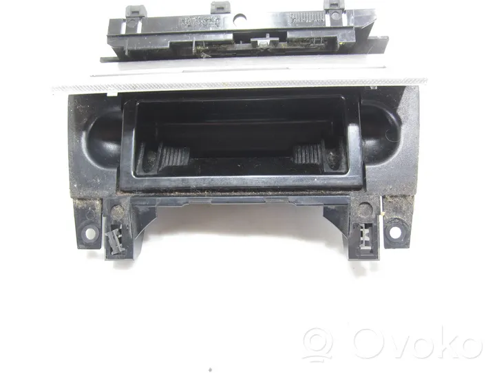 Audi A4 S4 B7 8E 8H Peleninė panelėje 8E0857951H