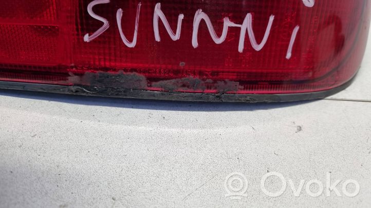 Nissan Sunny Takavalon polttimon suojan pidike 22063324R