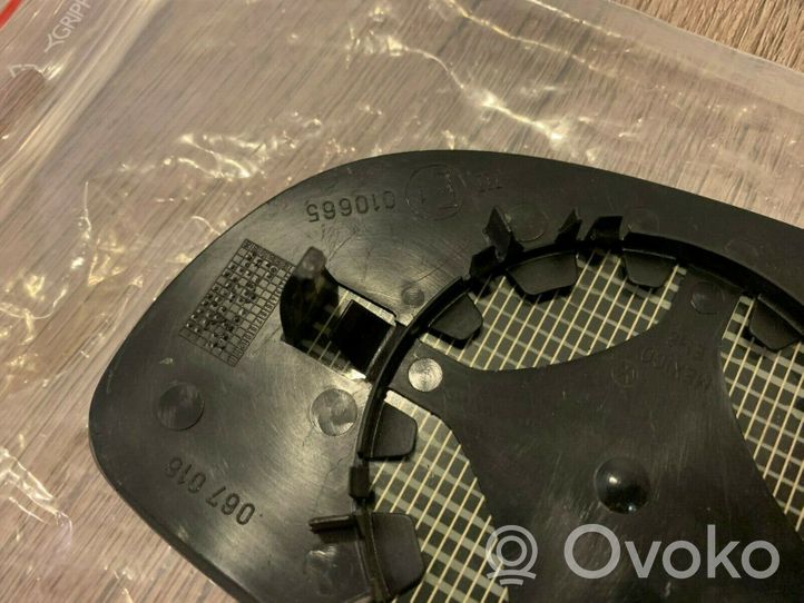 Volkswagen New Beetle Wing mirror glass 067016