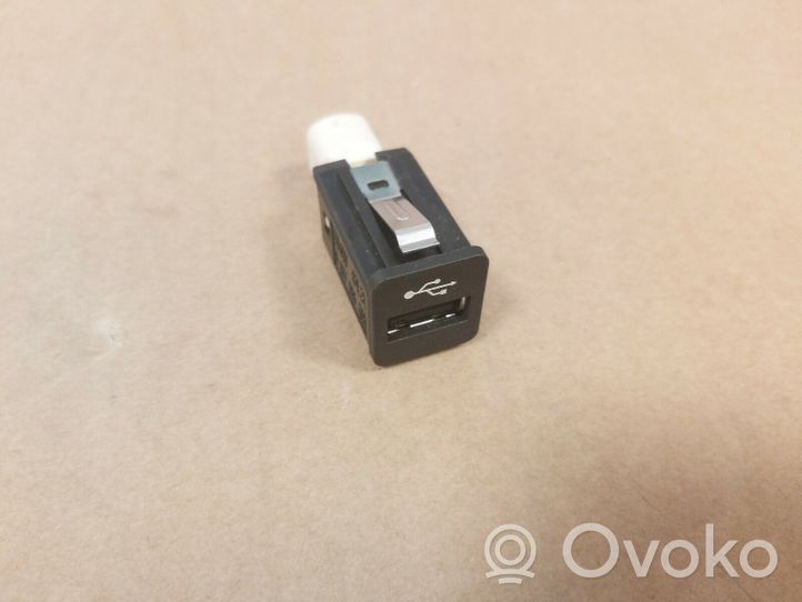 BMW X6 E71 USB-pistokeliitin 61319167196