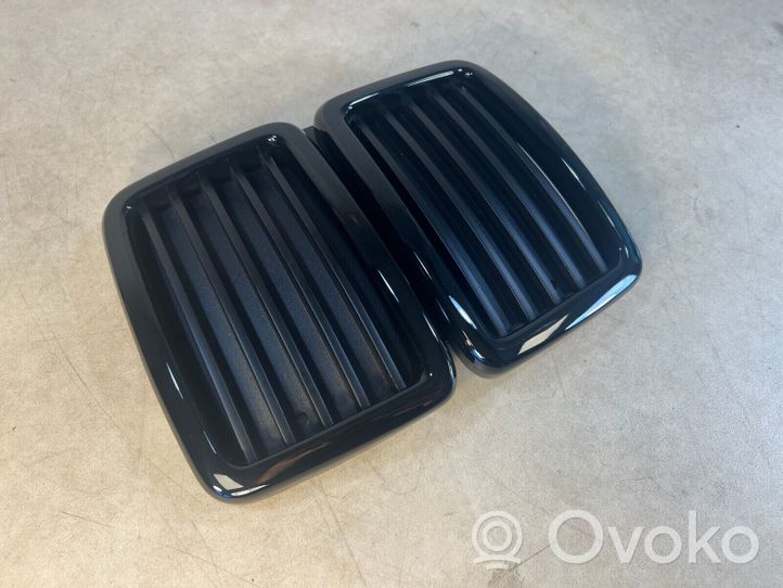 BMW 7 E23 Maskownica / Grill / Atrapa górna chłodnicy 51131916509