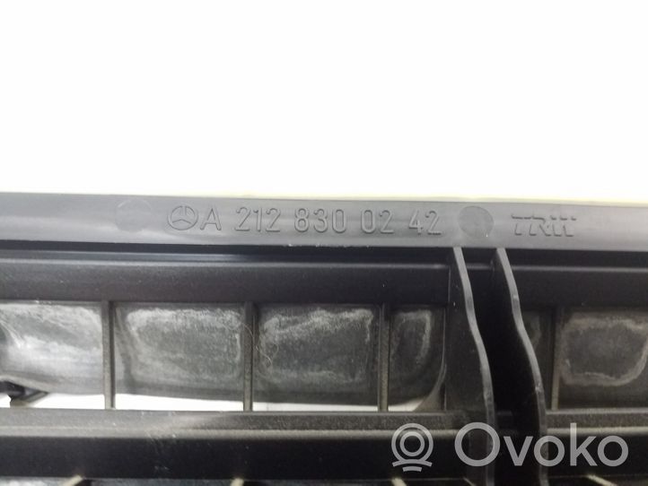 Mercedes-Benz CLS C218 X218 Grill / Wlot powietrza błotnika przedniego A2128300242