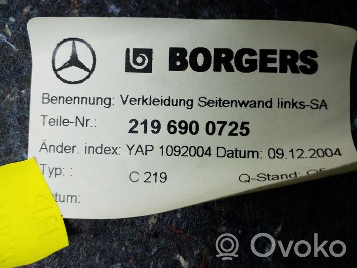 Mercedes-Benz CLS C219 Panneau, garniture de coffre latérale A2196900725