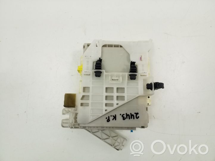 Toyota Prius (XW30) Sulakemoduuli 8273047450