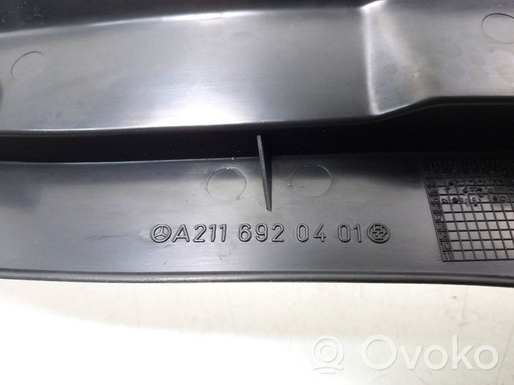 Mercedes-Benz E W211 Takaluukun/tavaratilan sivuverhoilu A2116920411