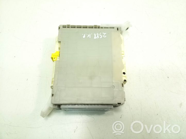 Lexus RX 450H Module de fusibles 8273048J20