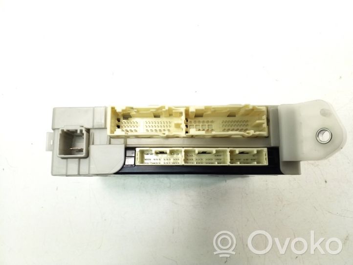 Lexus RX 450H Module de fusibles 8273048J20