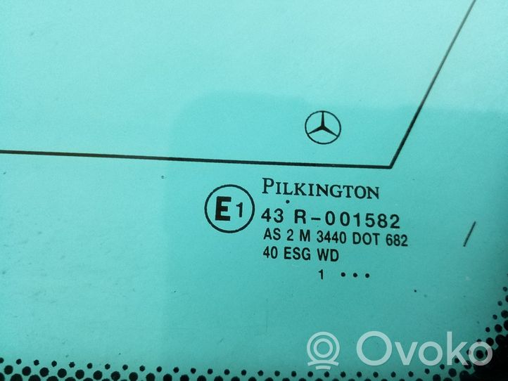 Mercedes-Benz C W203 Aizmugurējais virsbūves sānu stikls A2036703812