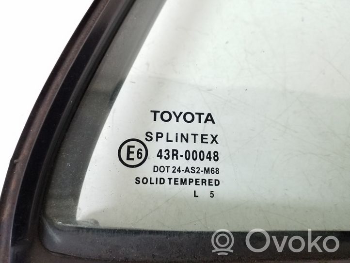 Toyota Corolla E120 E130 Маленькое стекло "A" задних дверей 68123-02070