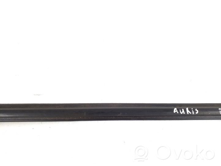 Toyota Auris 150 Moulure de vitre de la porte avant 75710-02130