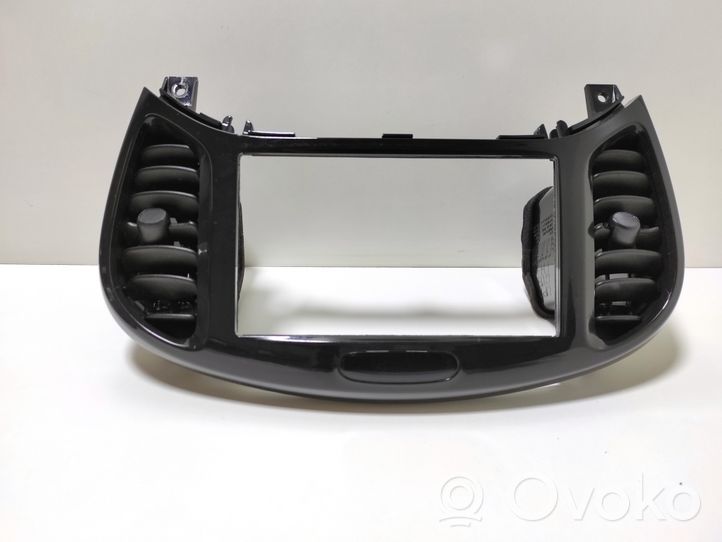 Nissan Juke I F15 Griglia di ventilazione centrale cruscotto 687501KE0A