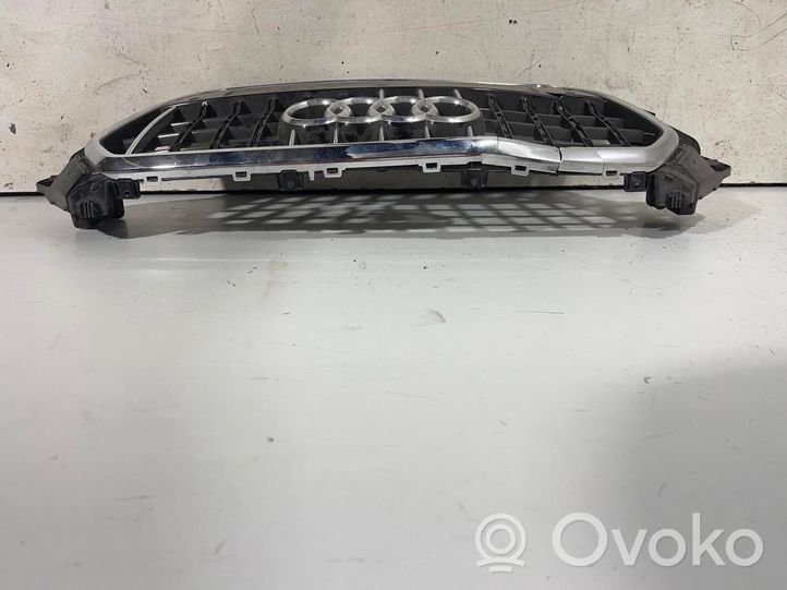 Audi Q3 8U Etupuskurin ylempi jäähdytinsäleikkö 8U0853653A