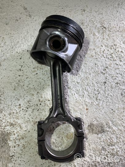 Nissan Primera Piston avec bielle 