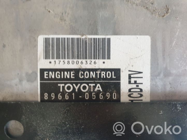 Toyota Avensis T250 Variklio valdymo blokas 8966105690