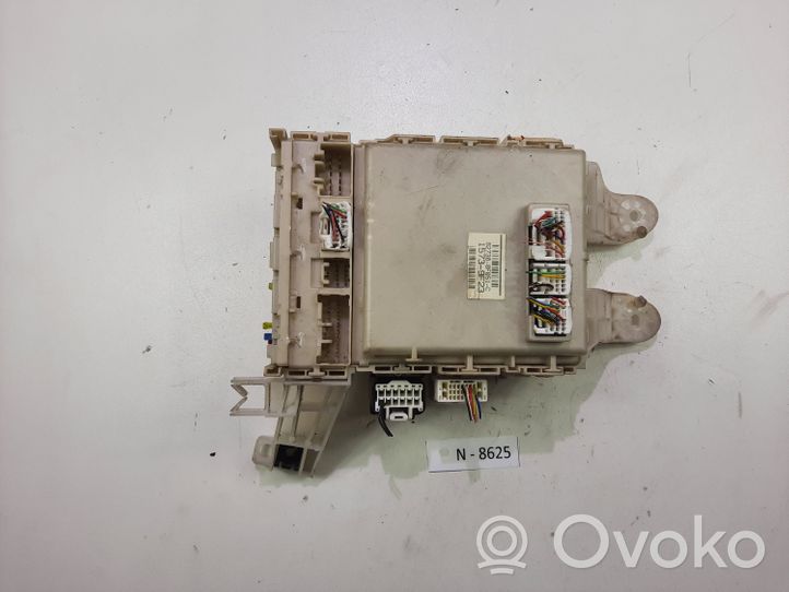 Toyota Verso Módulo de fusible 827300F051