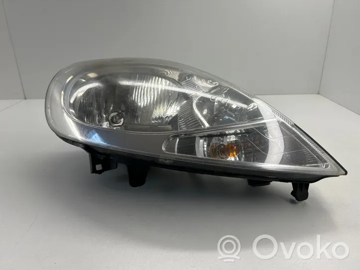 Opel Vivaro Lampa przednia 8200701356