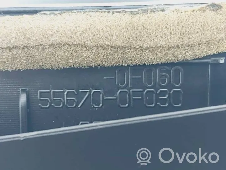 Toyota Verso Dysze / Kratki środkowego nawiewu deski rozdzielczej 556700F030