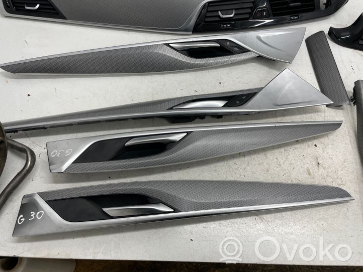 BMW 5 G30 G31 Set di rivestimento del pannello della portiera 9120239831