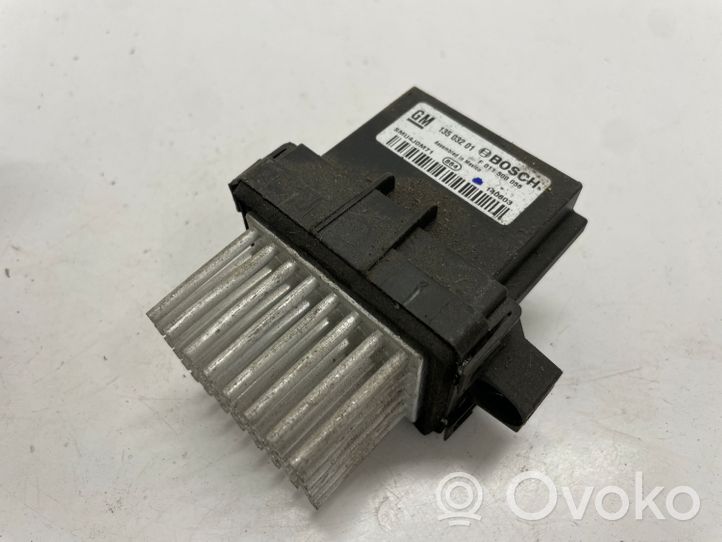 Opel Astra J Salona mazā radiatora ventilatora relejs 13503201