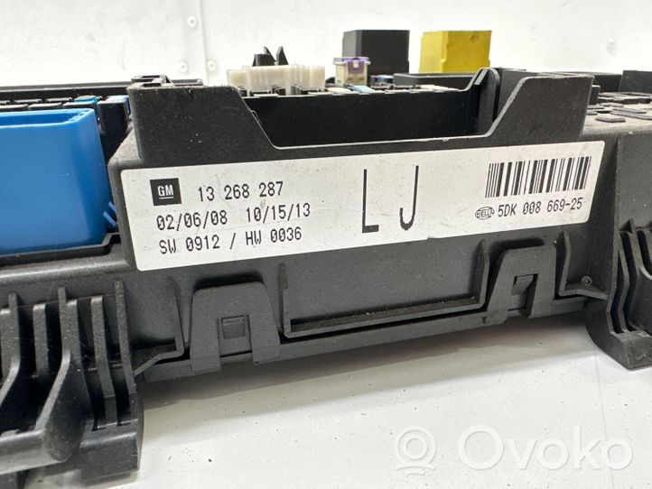 Opel Zafira B Module de fusibles 13268287