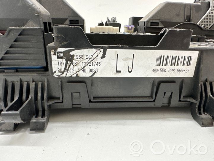 Opel Zafira B Module de fusibles 13268287